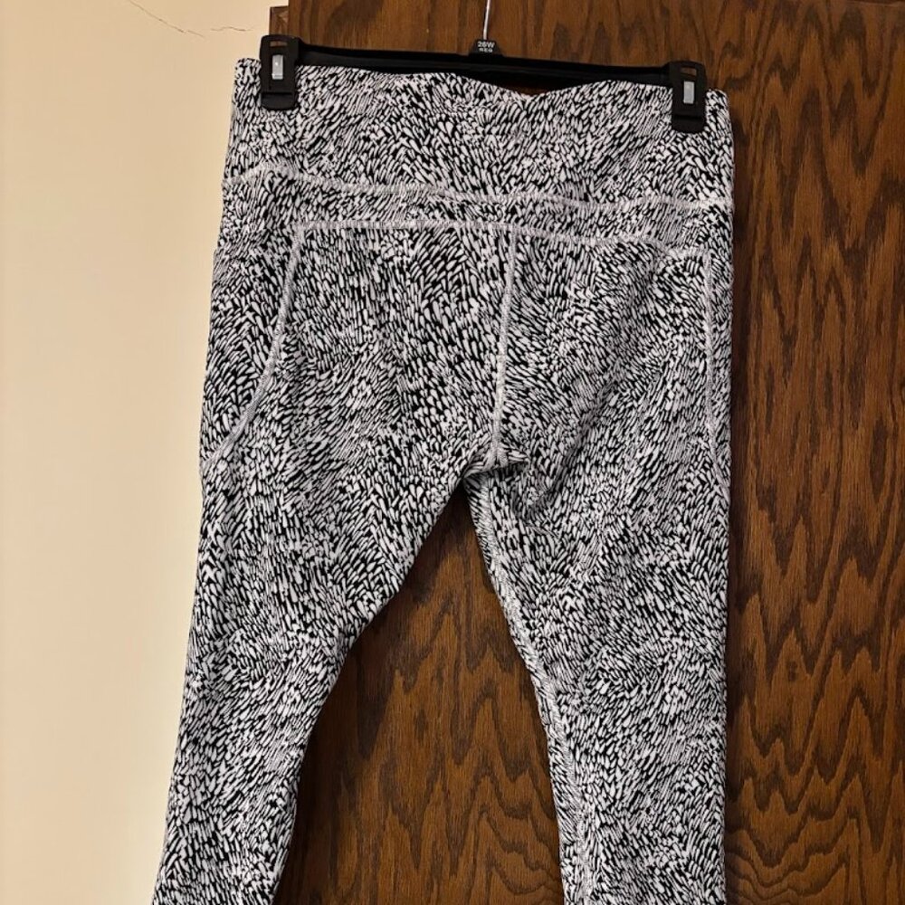 ATHLETA Black/White Leggings with Pockets - Size XL